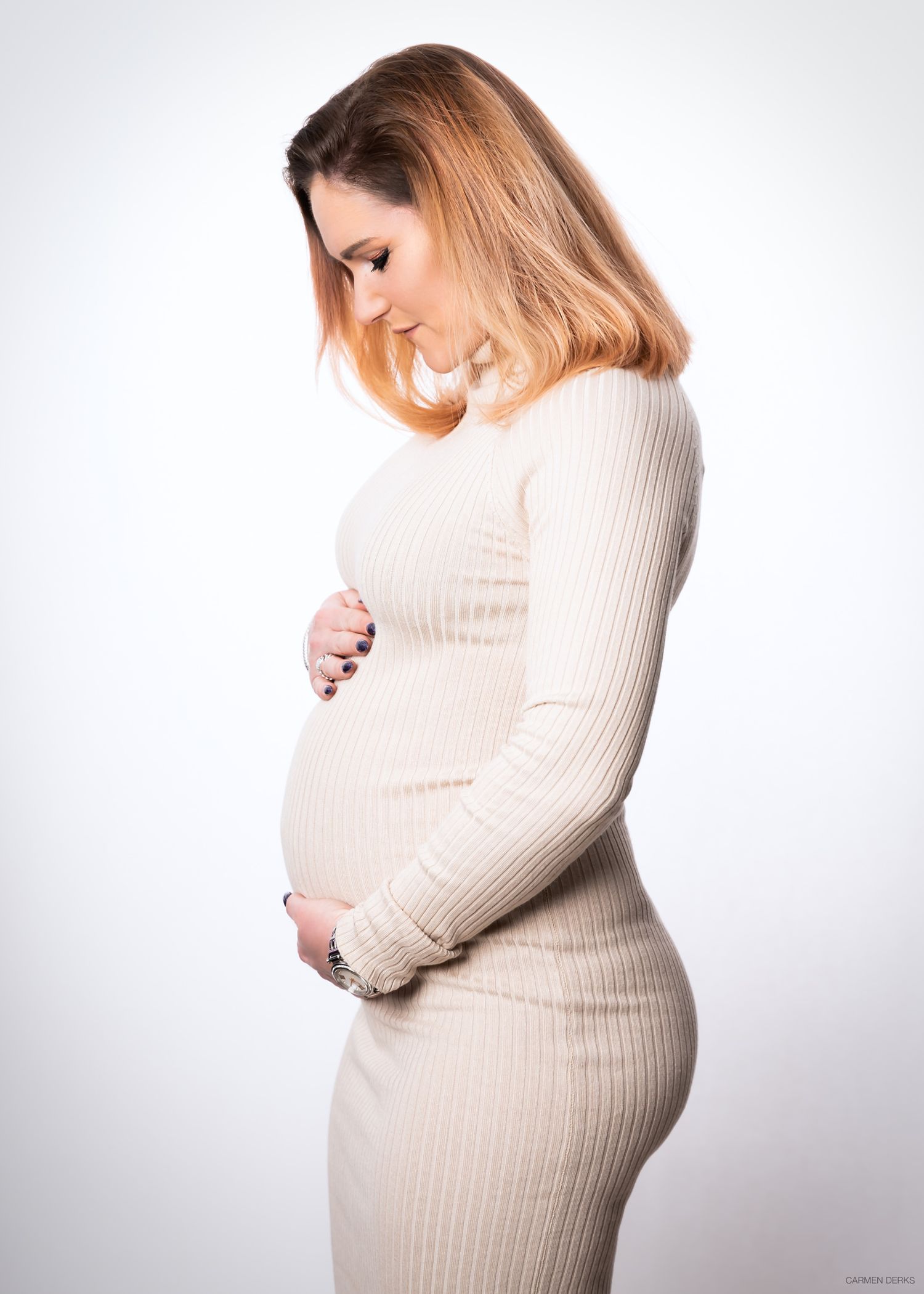 zwangerschapsfotografie in studio in Beneden-Leeuwen witte achtergrond