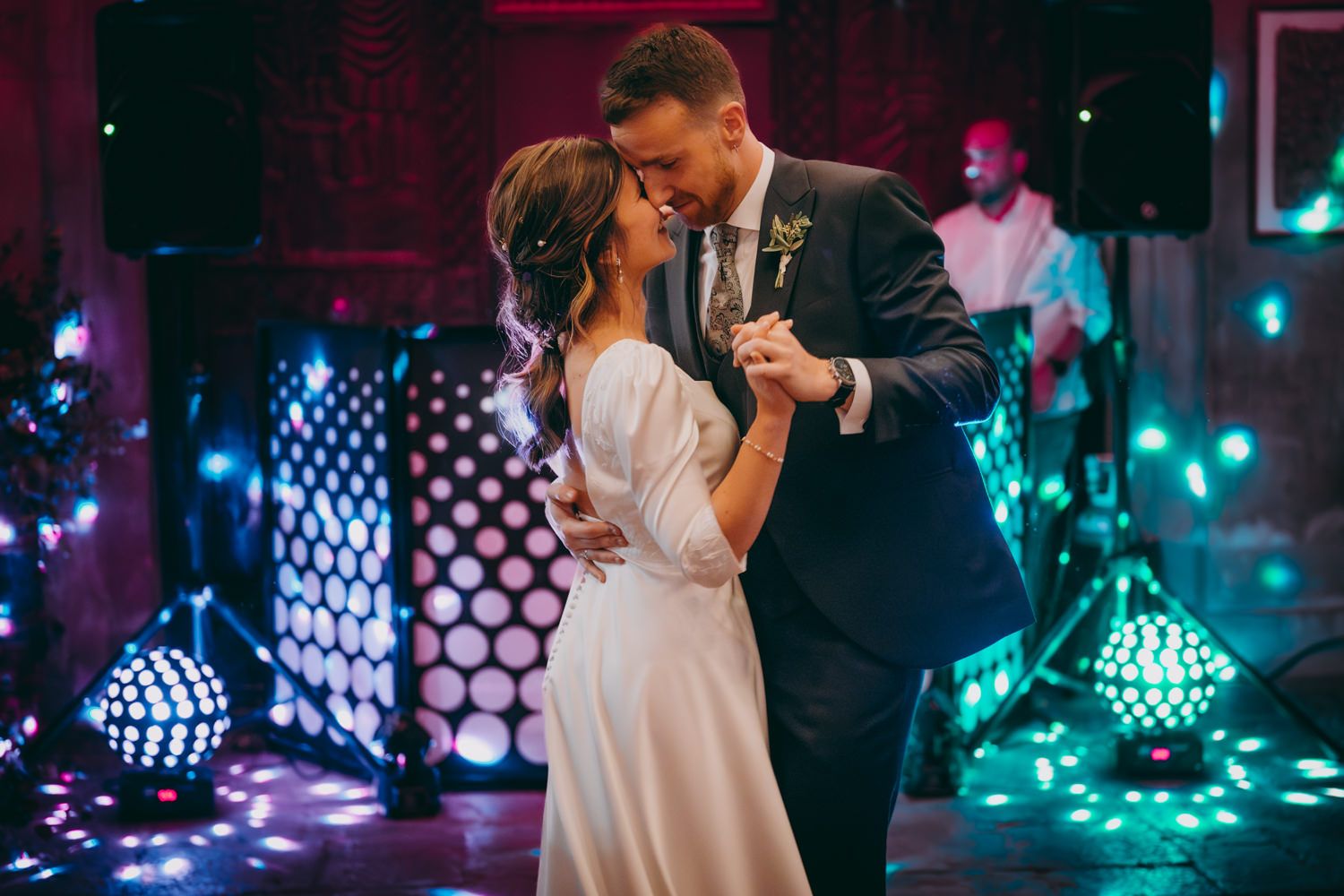 Unos novios en un momento de baile romántico en la pista de baile de recepción de boda en el Palacio de Villabona.