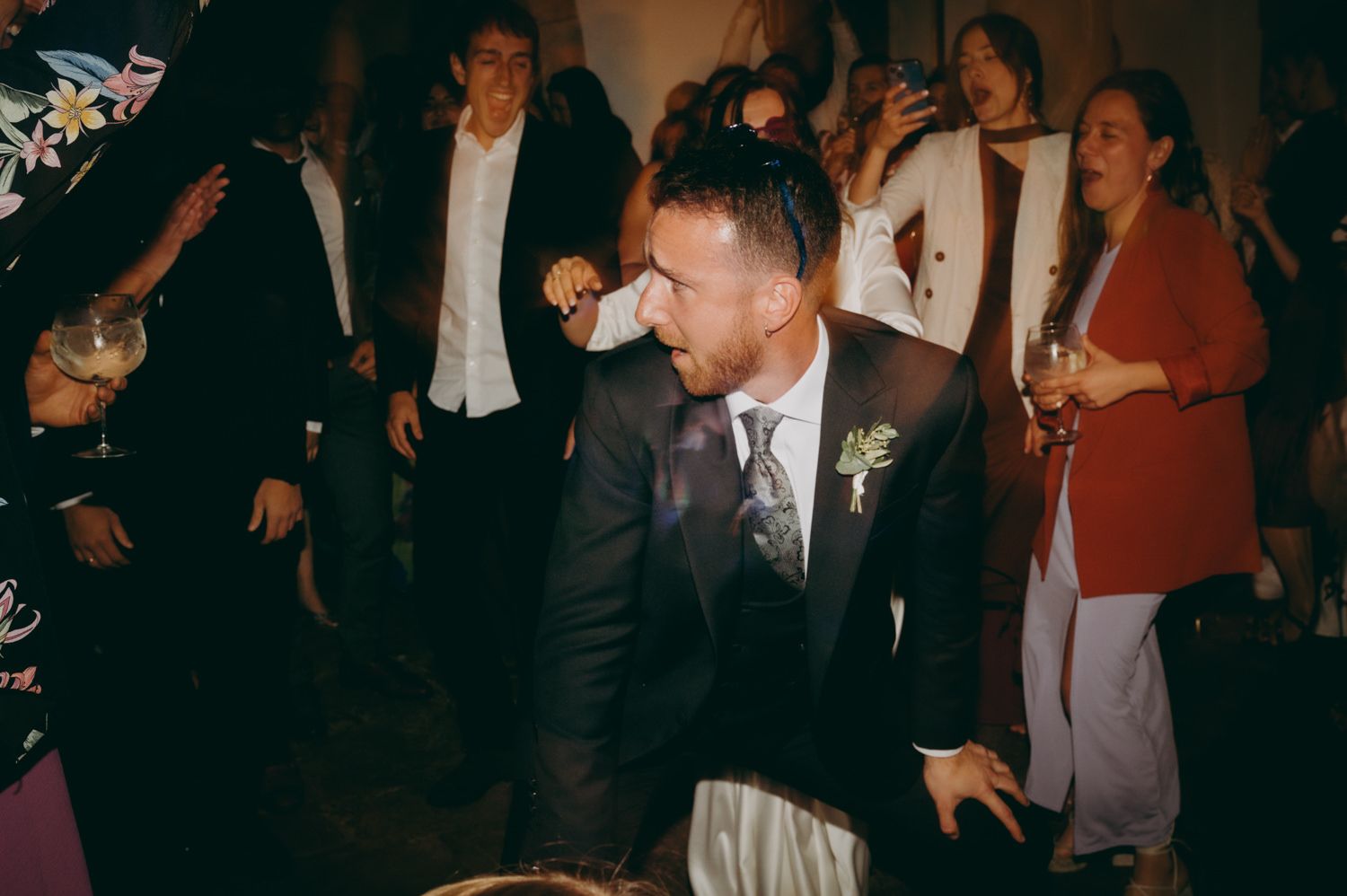 Los invitados a la boda celebran en la pista de baile durante un enérgico momento de recepción en el Palacio de Villabona.