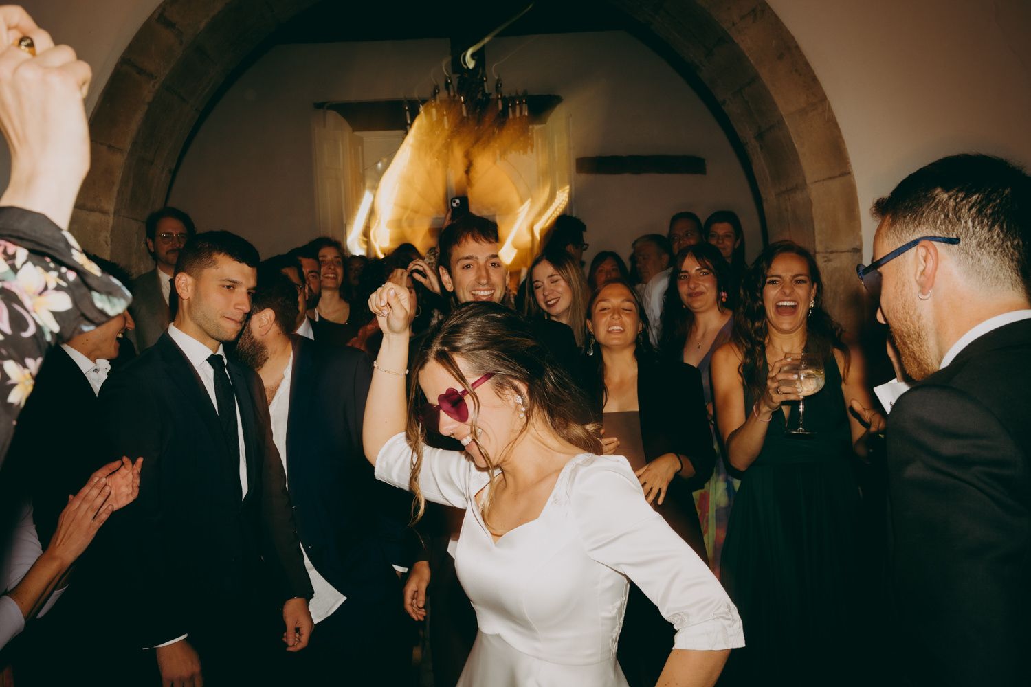 Los invitados a la boda bailan y celebran bajo un techo arqueado durante una animada recepción en el Palacio de Villabona.