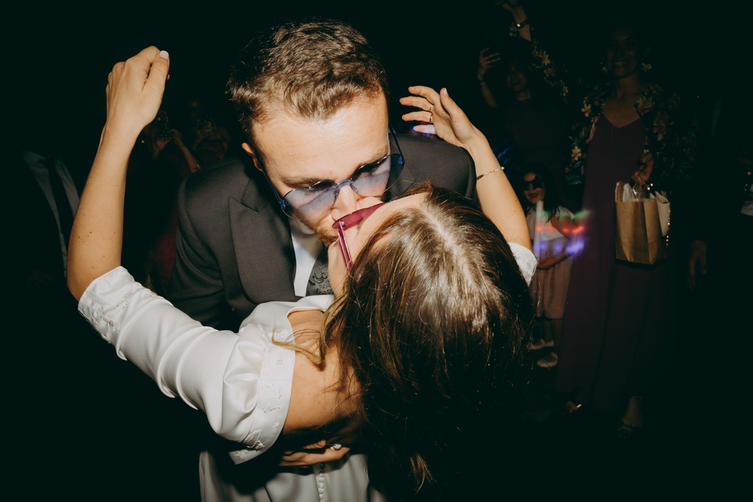 Un momento del baile romántico capturado durante una celebración de recepción de boda con poca luz en el Palacio de Villabona.