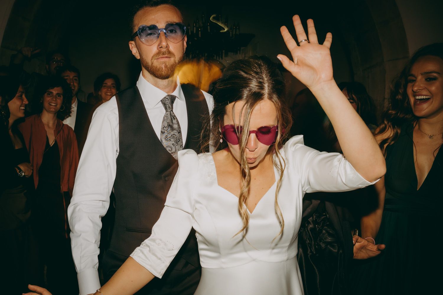 Novios bailan enérgicamente en una boda con una con gafas de sol en el Palacio de Villabona.