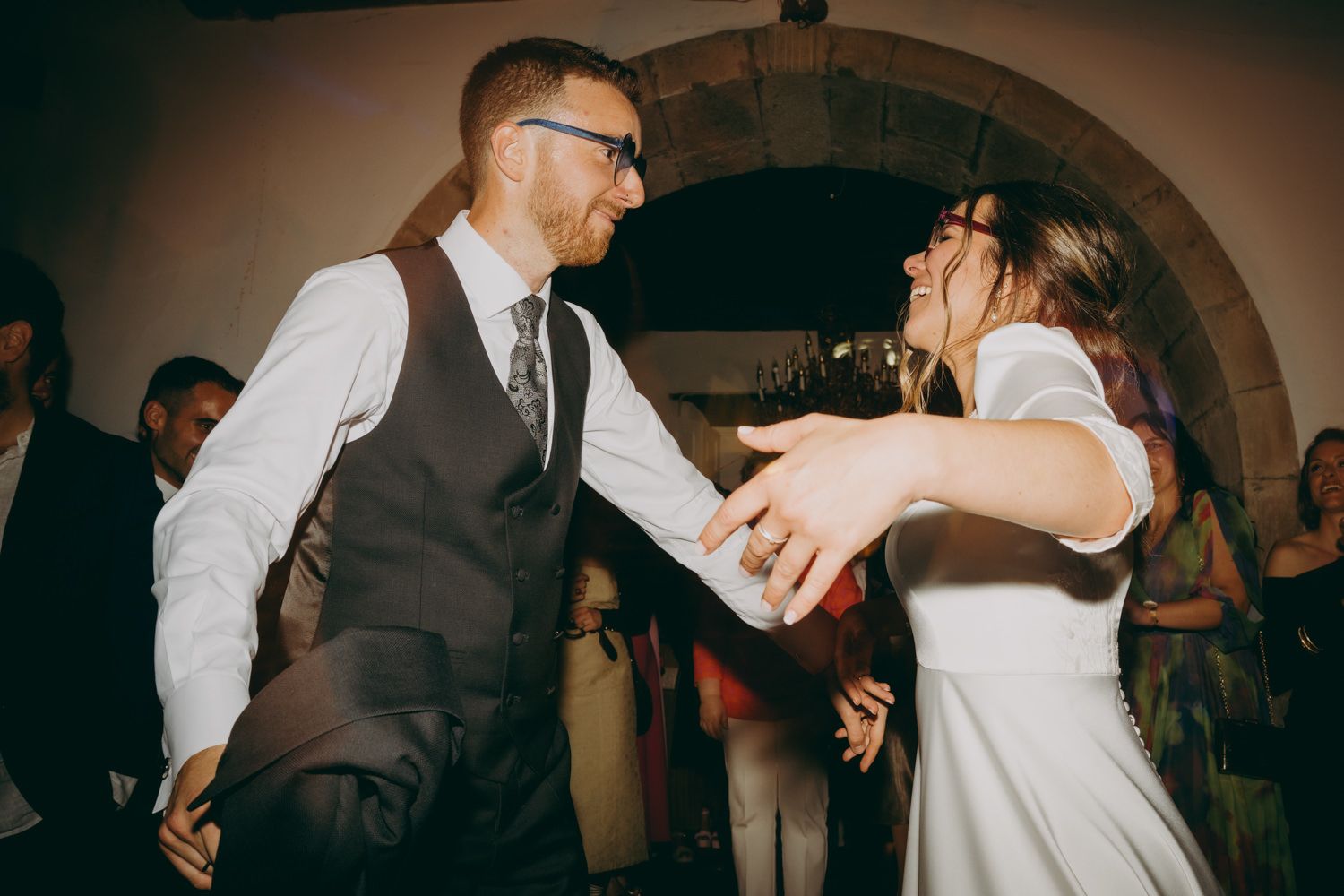 Pareja de novios con atuendo formal disfrutando del baile de boda en el Palacio de Villabona.