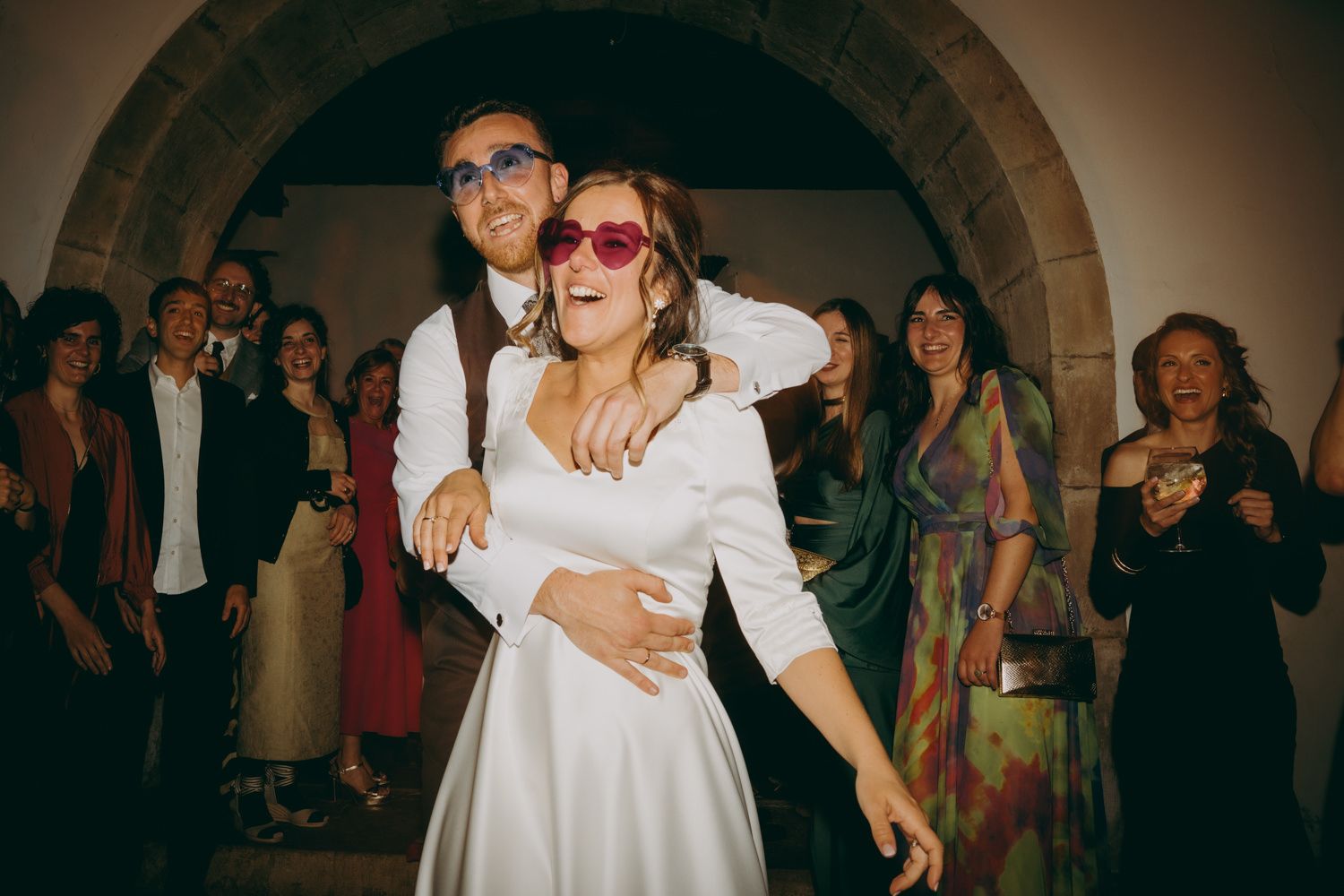 Novios bailan juntos en una boda en el interior del Palacio de Villabona