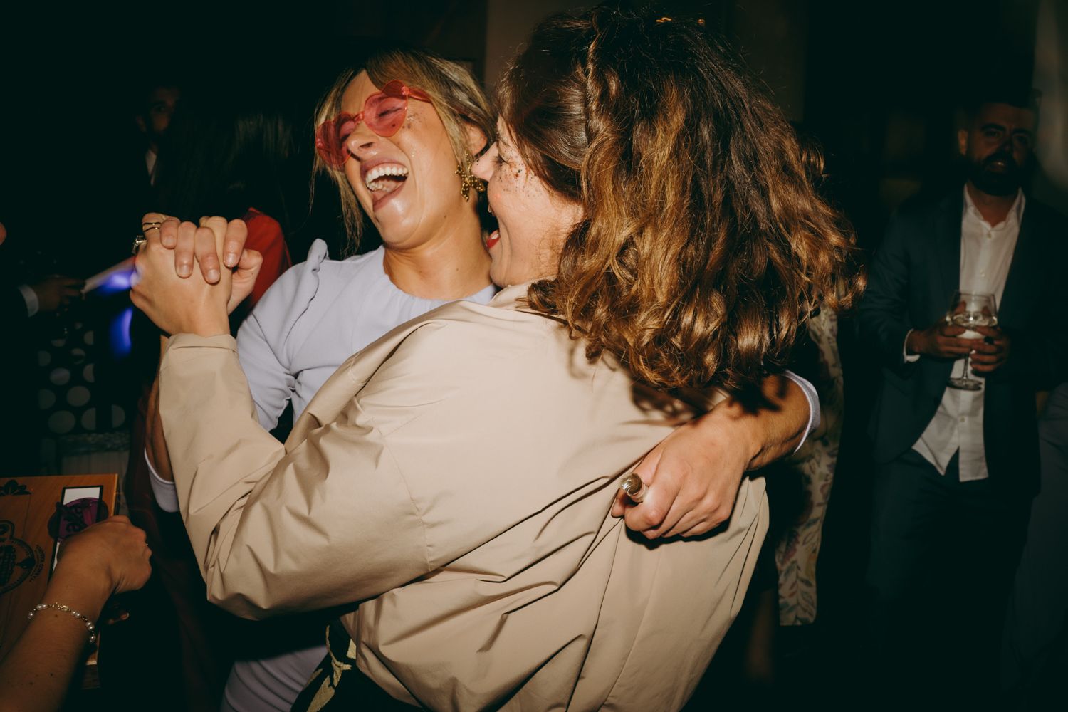Invitados a la boda bailando y riendo juntos en una celebración en el interior del Palacio de Villabona.