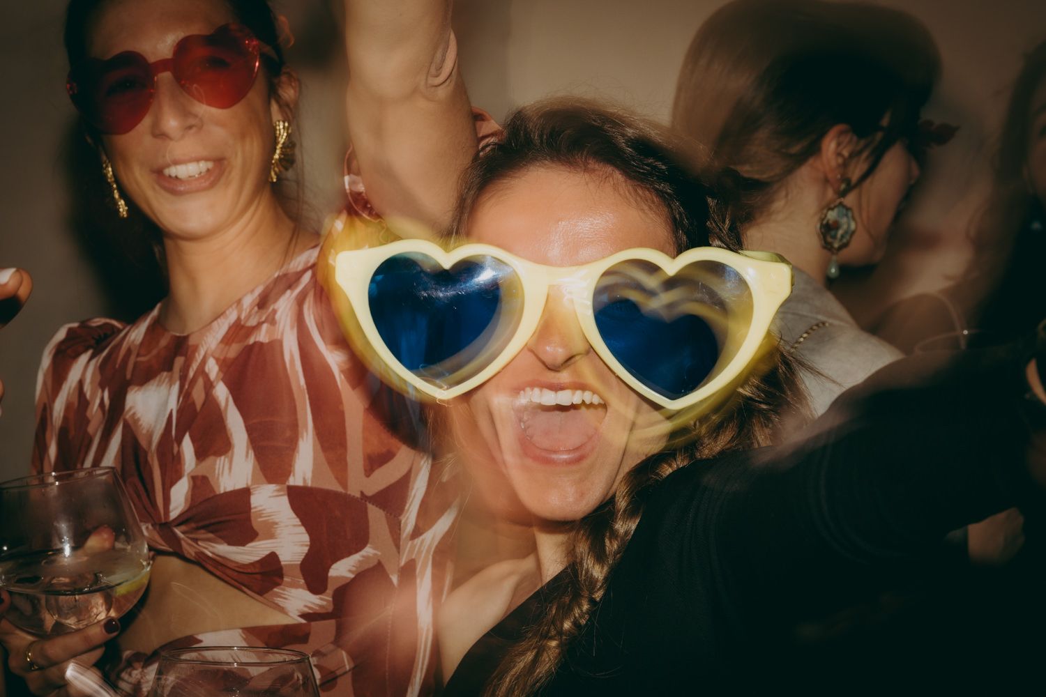 Un invitado que lleva unas divertidas gafas de sol con forma de corazón disfruta de la fiesta en una boda en el Palacio de Villabona.