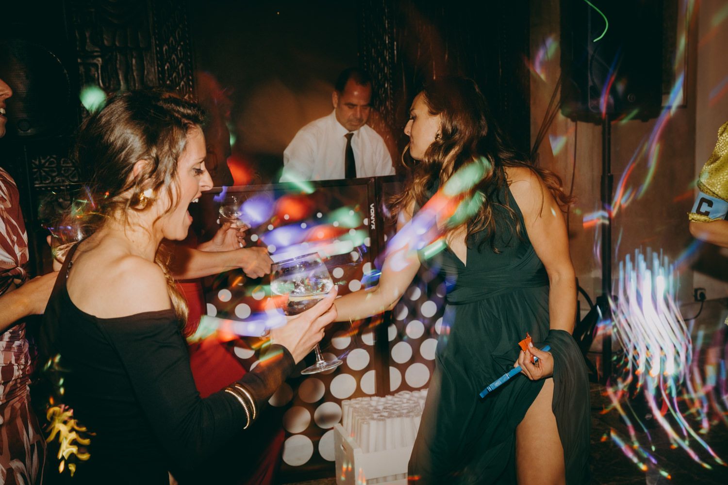 Los invitados buscan recuerdos de fiesta y decoraciones en una boda con poca luz en el Palacio de Villabona