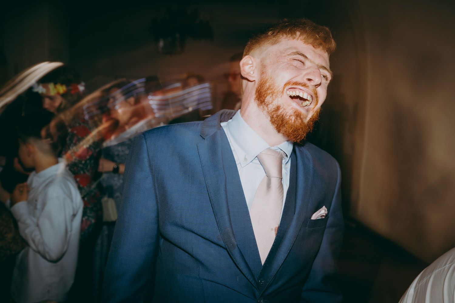 Los invitados a la boda bailan y celebran en una animada recepción en el interior del Palacio de Villabona