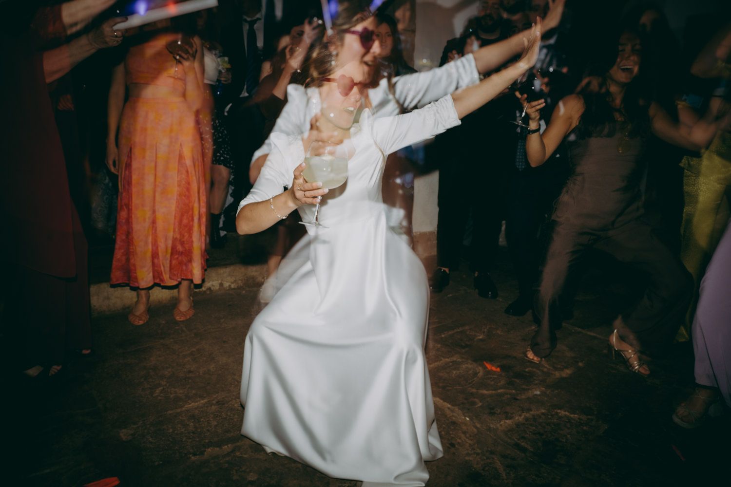 Novia baila con los brazos en alto en una celebración nocturna del Palacio de Villabona