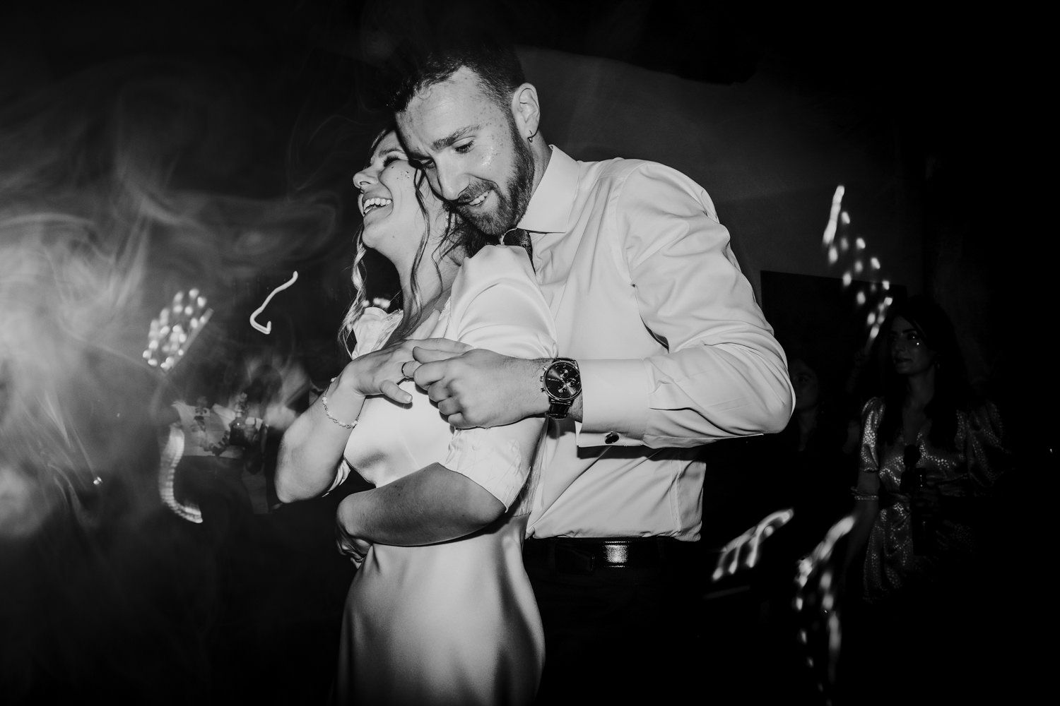 Una pareja de novios en un momento de baile íntimo bajo una iluminación atmosférica durante el baile en el Palacio de Villabona.