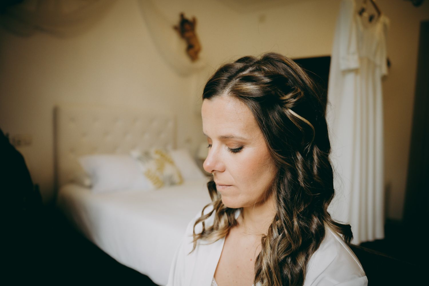 Vista de perfil de cabello peinado con ondas suaves y detalles trenzados.