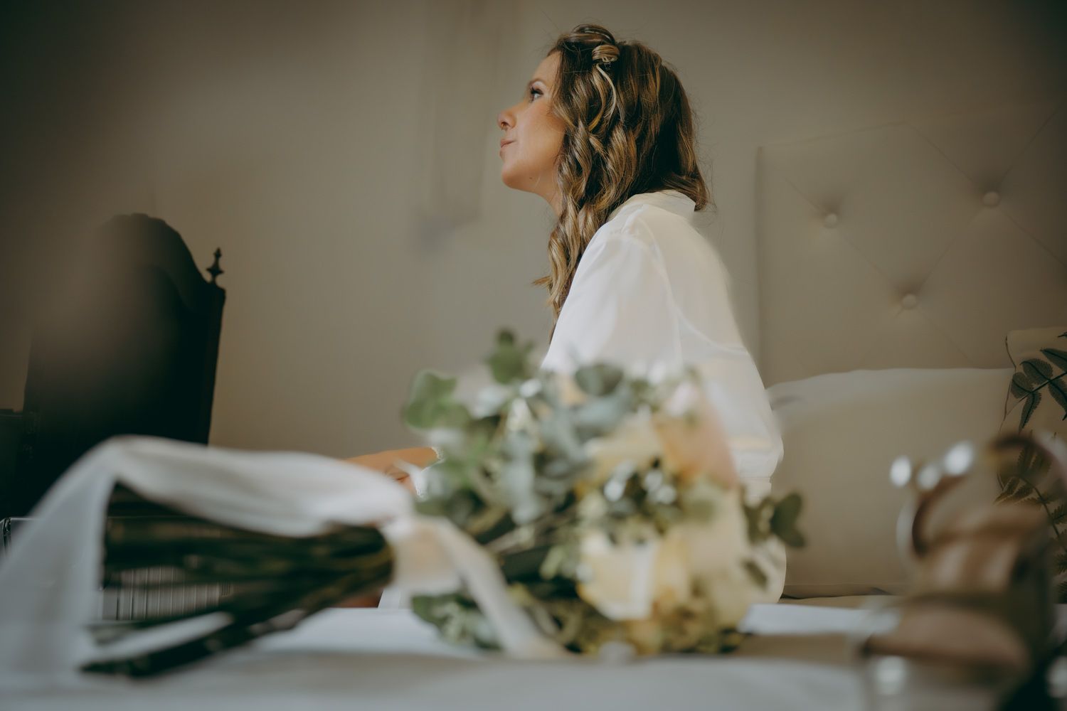 Momento sereno durante los preparativos de la boda con flores blancas en primer plano.