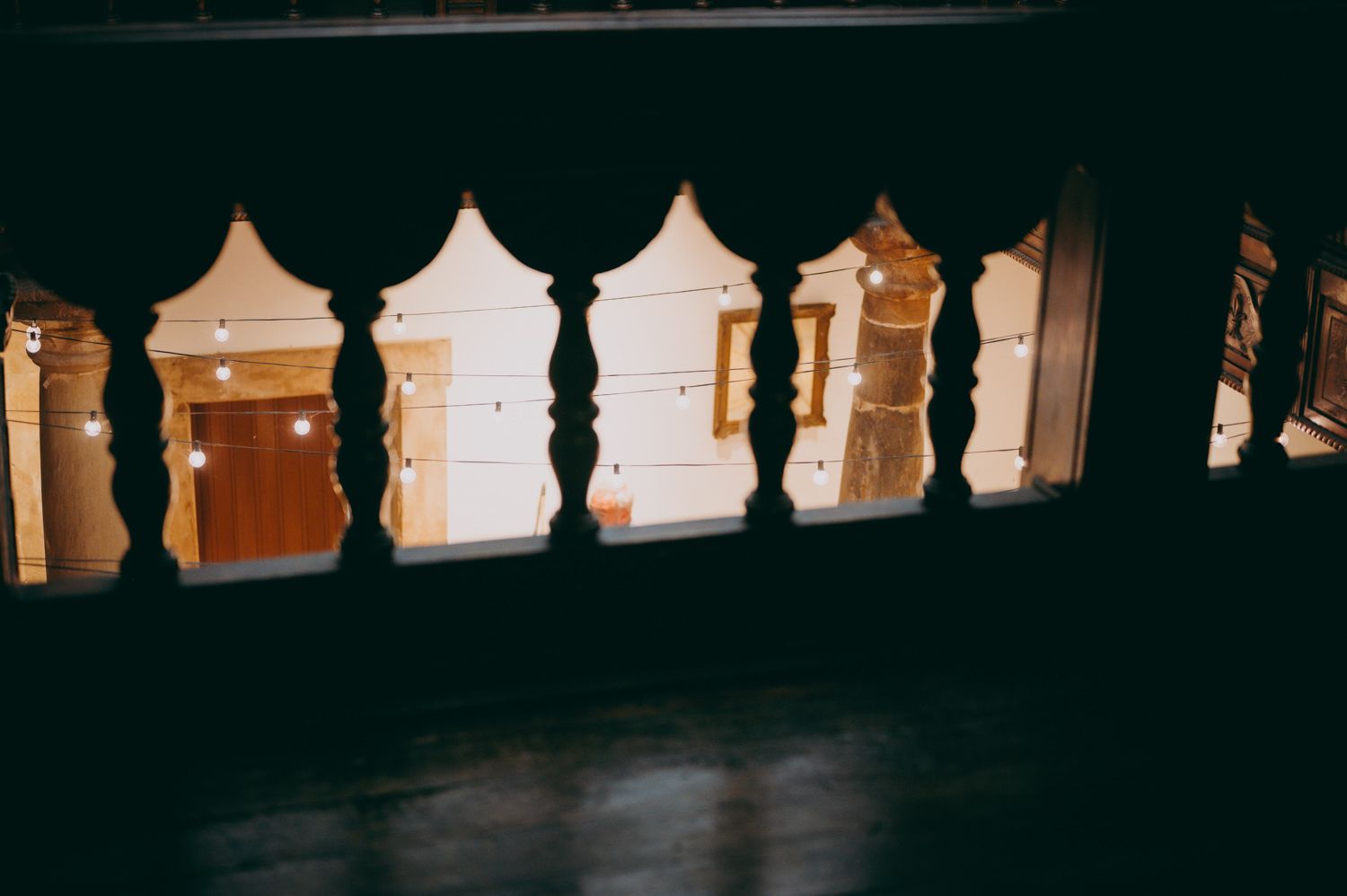 Ventanas arqueadas decorativas con detalles arquitectónicos tradicionales en un interior oscuro.