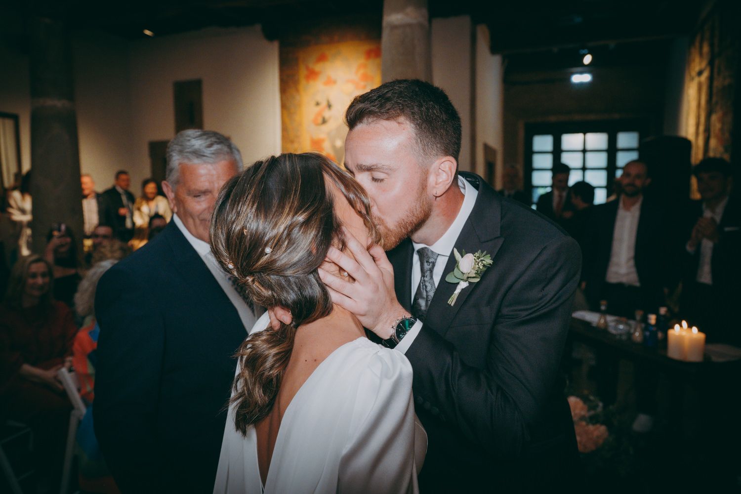 Momento íntimo compartido entre la pareja durante la recepción de la boda.
