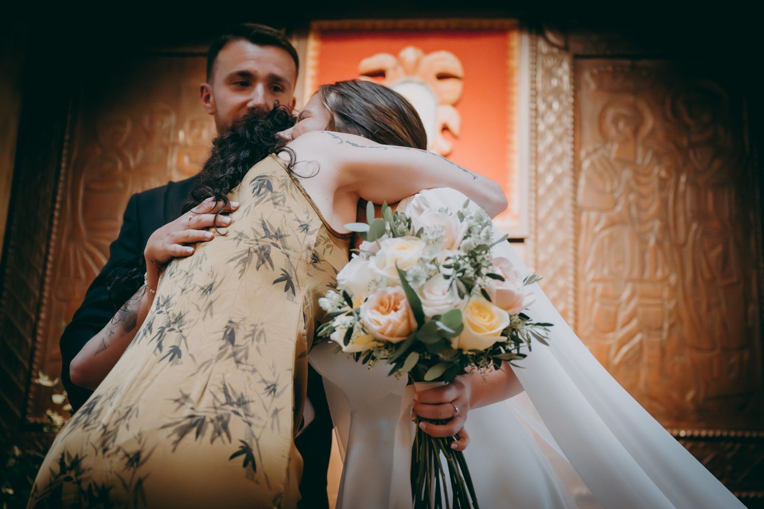 Primer plano del momento romántico de la boda con un elegante ramo de flores blancas.