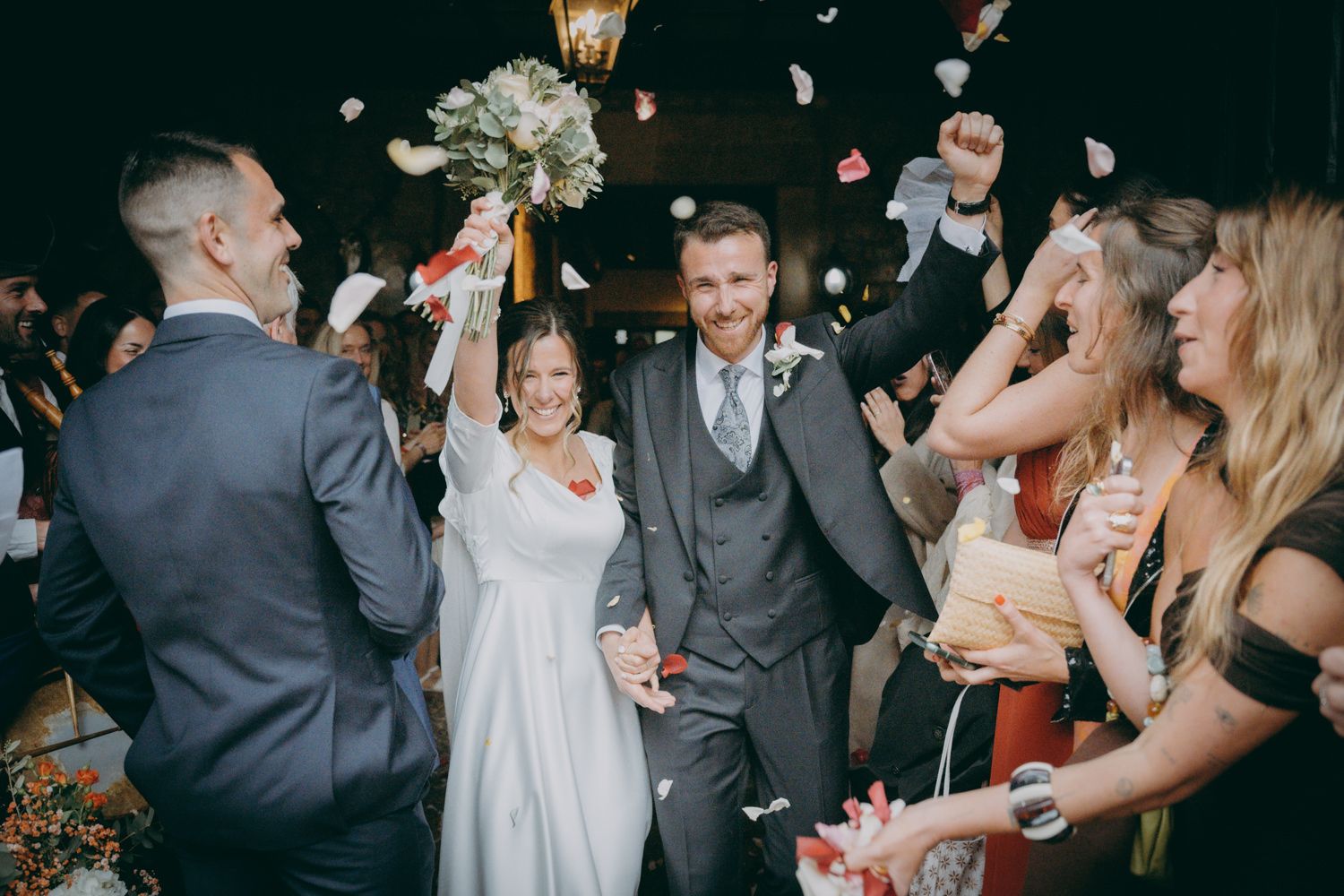 Celebración de boda por la noche con confeti arrojado al aire durante la salida