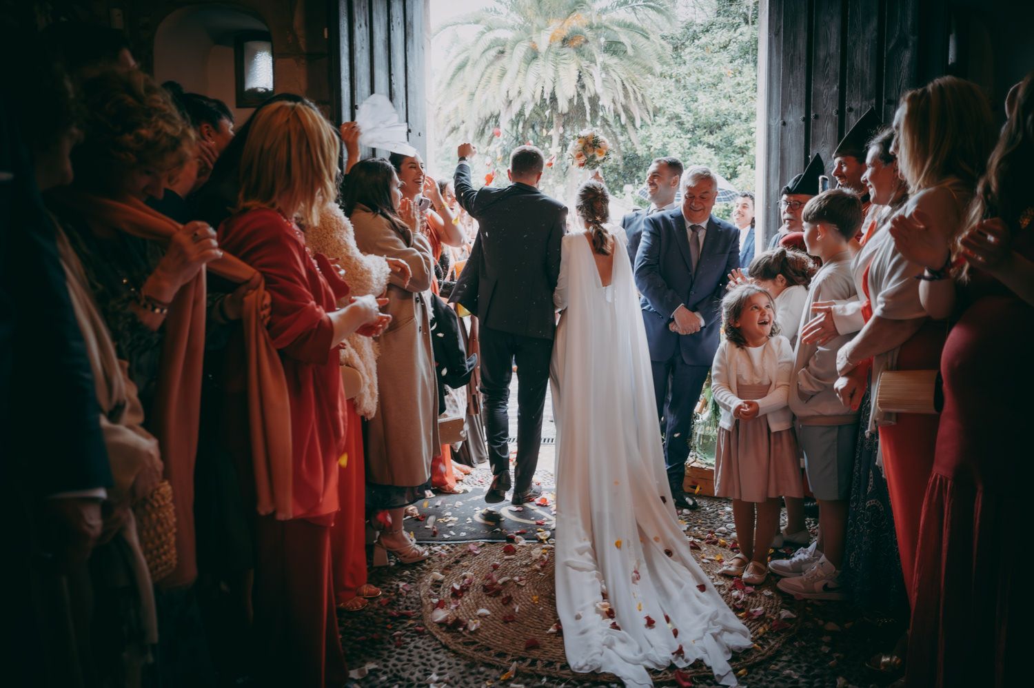 Los invitados a la boda se alinean en el pasillo del Palacio de Villabona