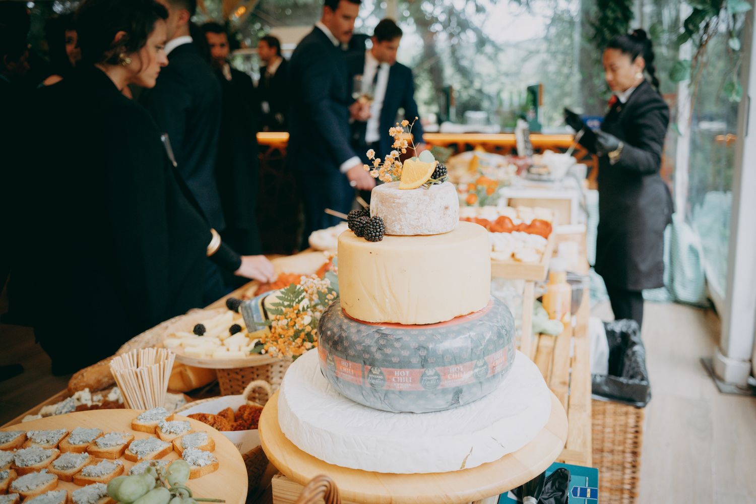 Quesos típicos asturianos exhibidos en una mesa de postres en el Palacio de Villabona.