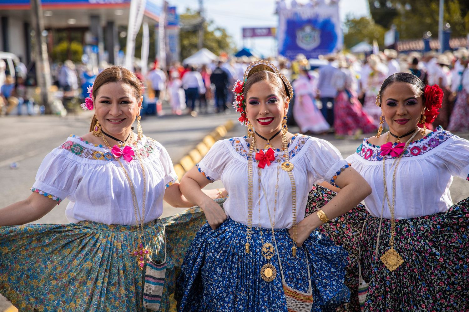 mujeres vestida con polleras posan para una foto durante el desfile de las mil polleras en panama