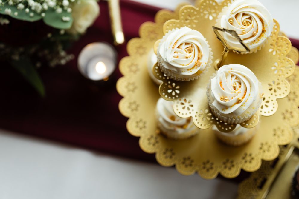 detail of wedding cupcakes on cake tour