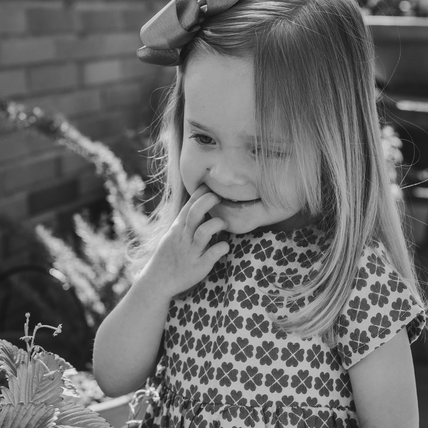situaciones reales. niña rubia con carita traviesa en la terraza en el verano. Monte Carmelo, Madrid, Espana.