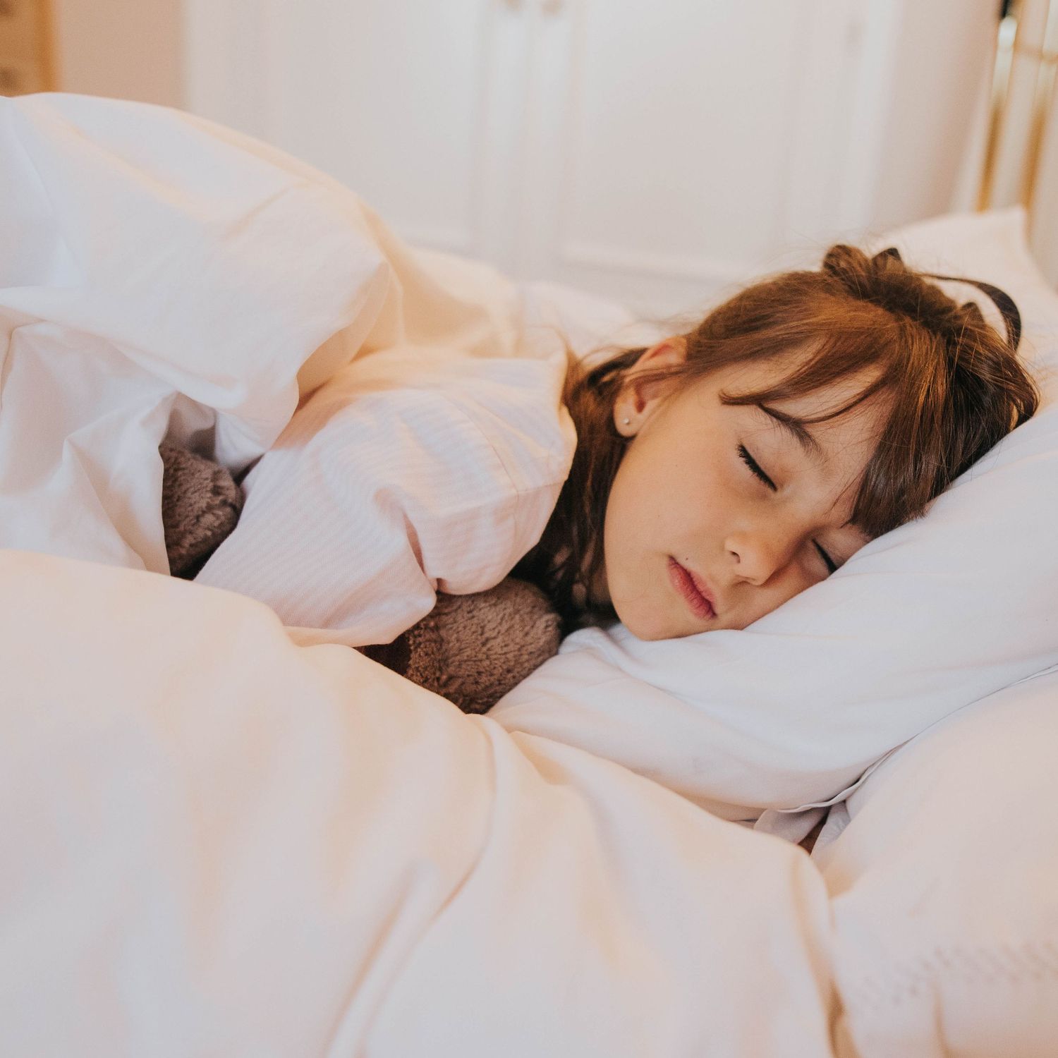 foto de niña cuqui durmiendo en la casa de la abuela. sueno infantil. La Berzosa, Hoyo de Manzanares, Madrid
