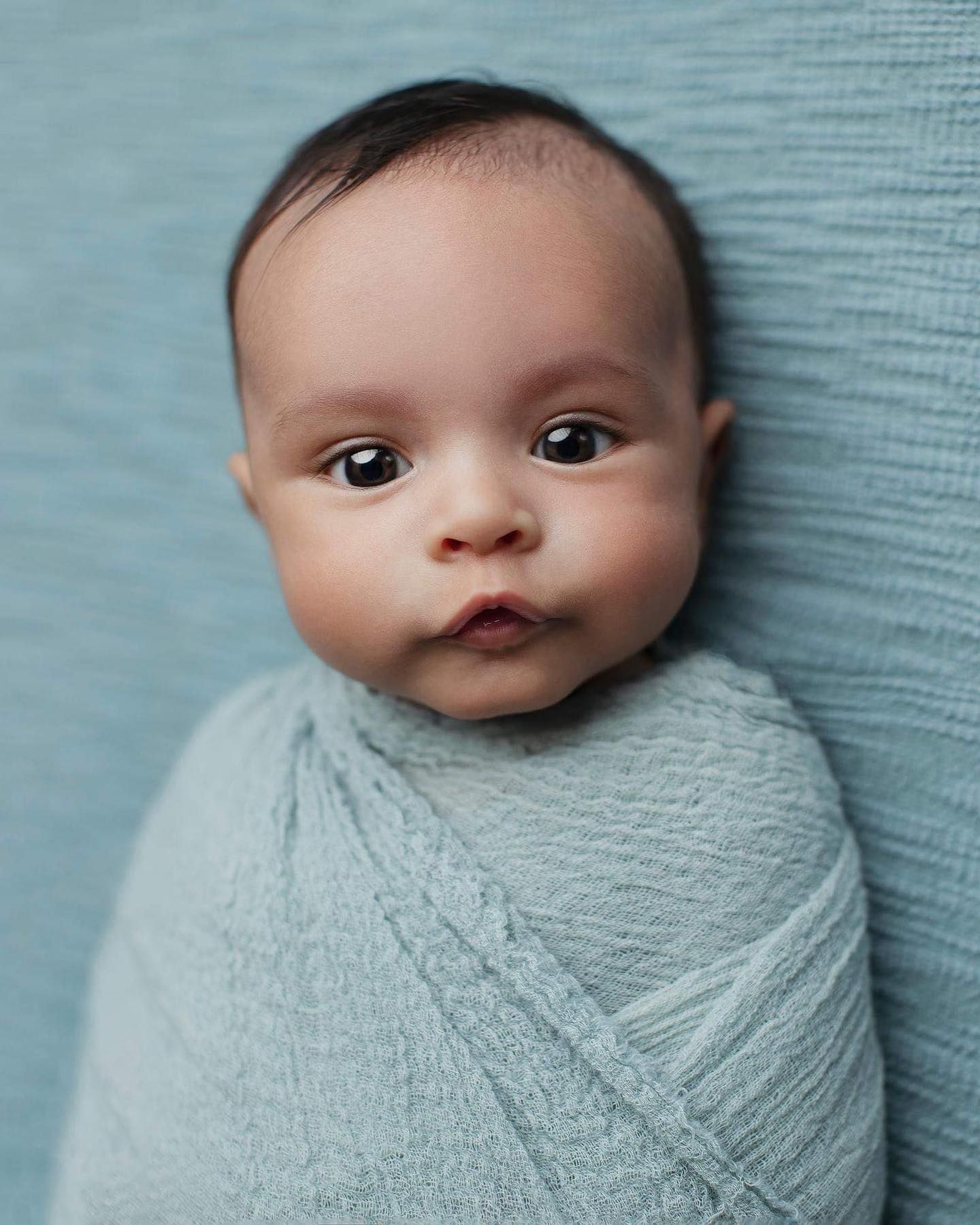 awake beanbag pose mini newborn sessions Surrey studio photography Elizabeth Lang Photography. Short baby photo shoot with minimal stress.