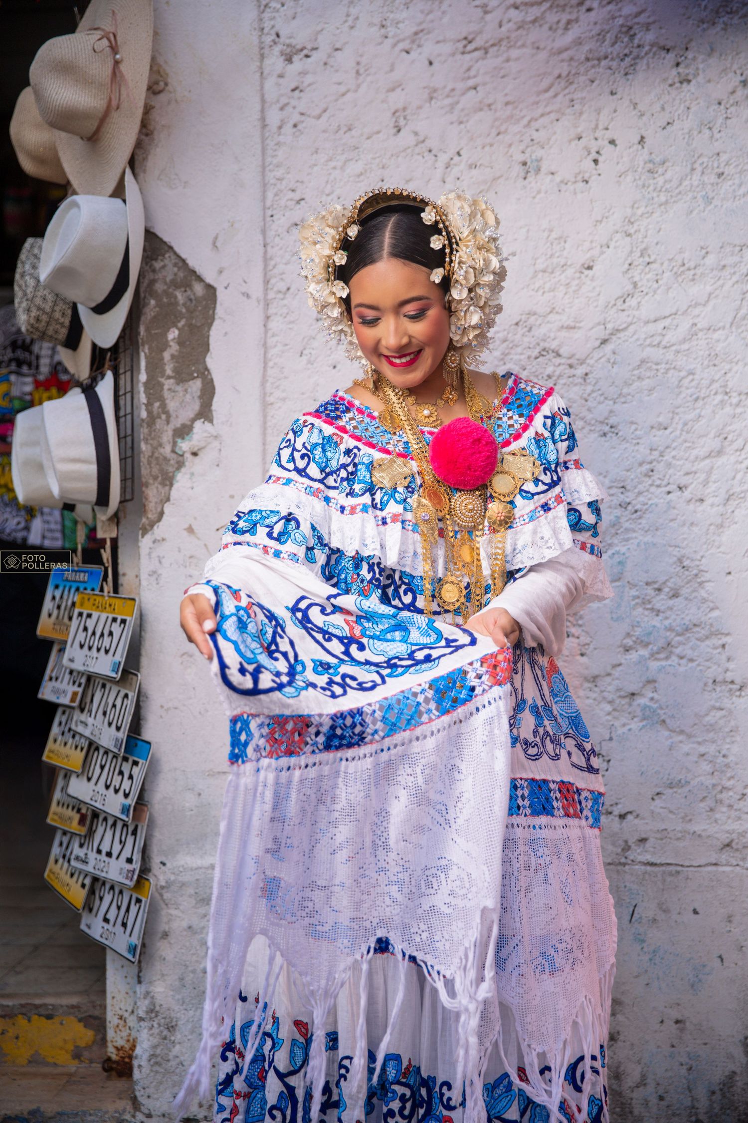 Mujer con pollera santeña de gala azul en sesión fotográfica en el casco antiguo de panama