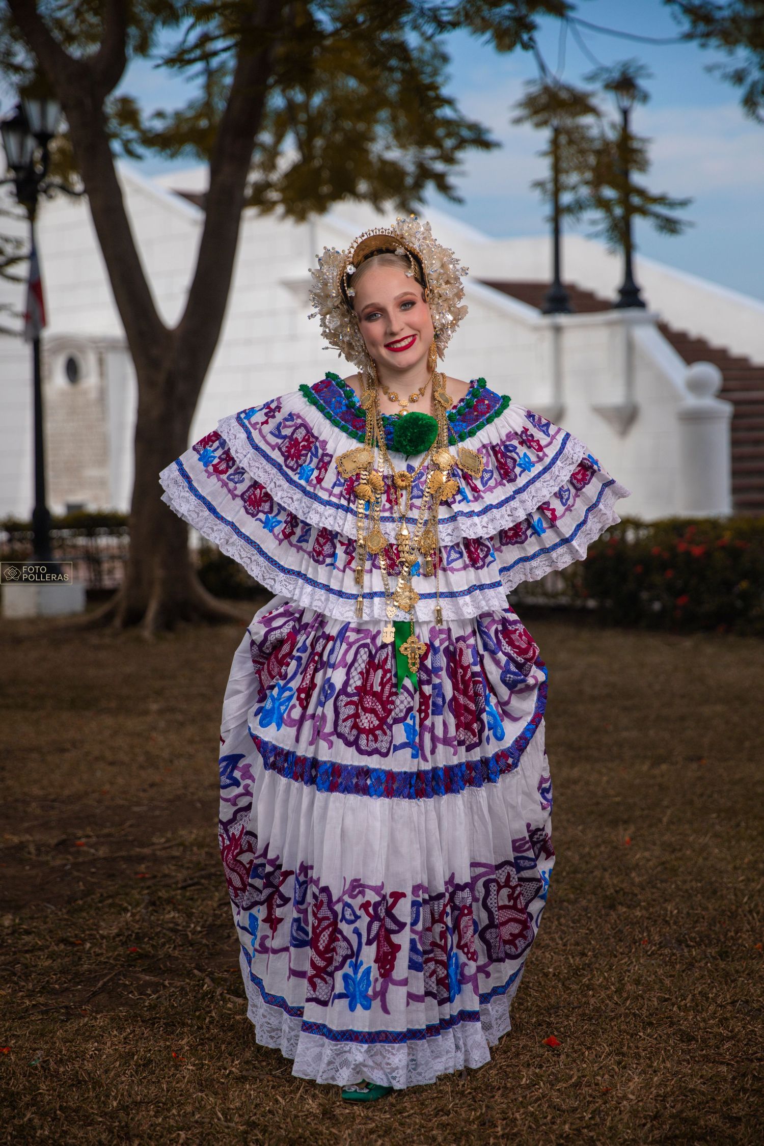Mujer con pollera santeña de gala en sesión fotográfica en el casco viejo