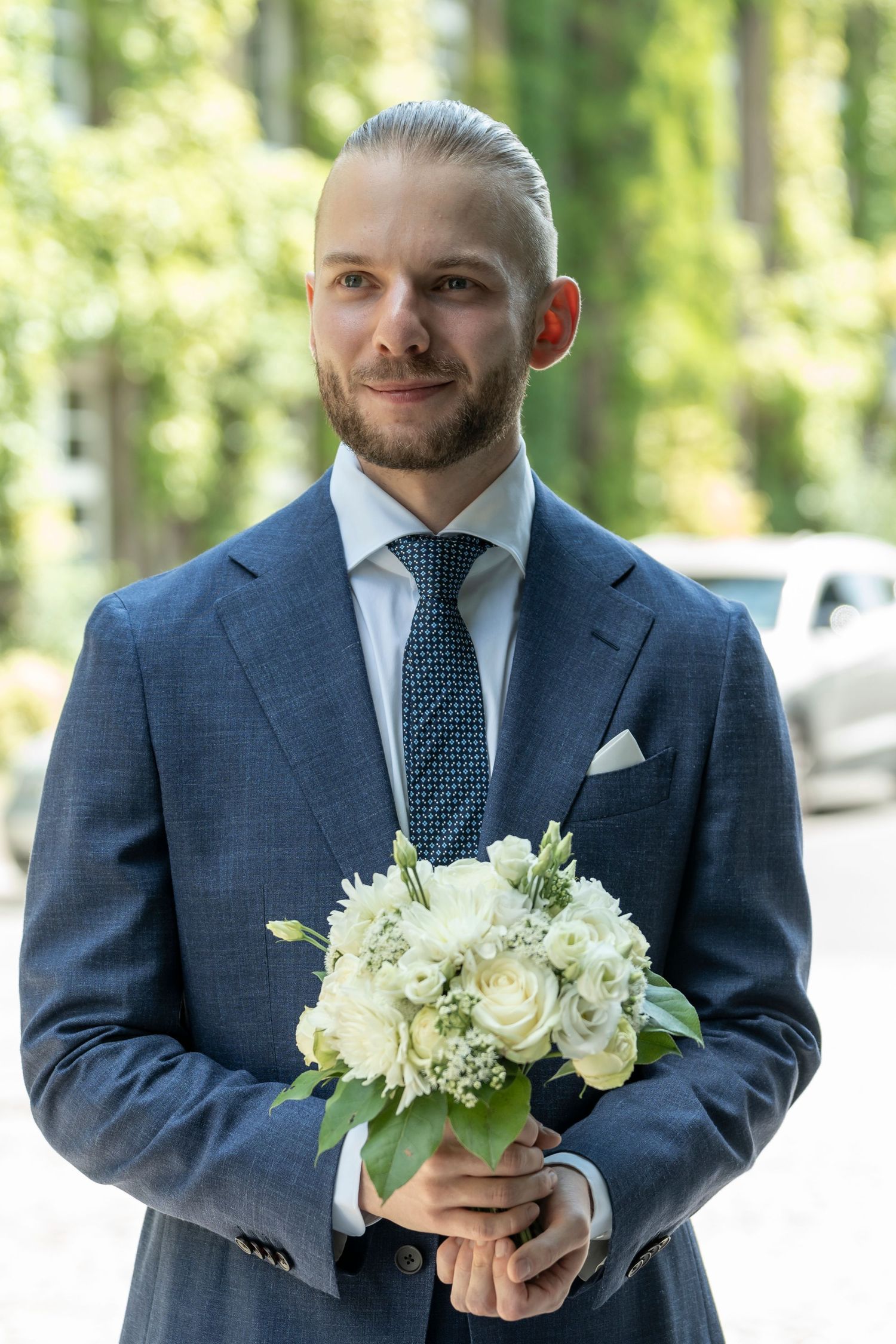 Hochzeitsfotograf Spandau Berlin – Bräutigam hält Brautstrauß draußen nach der Trauung