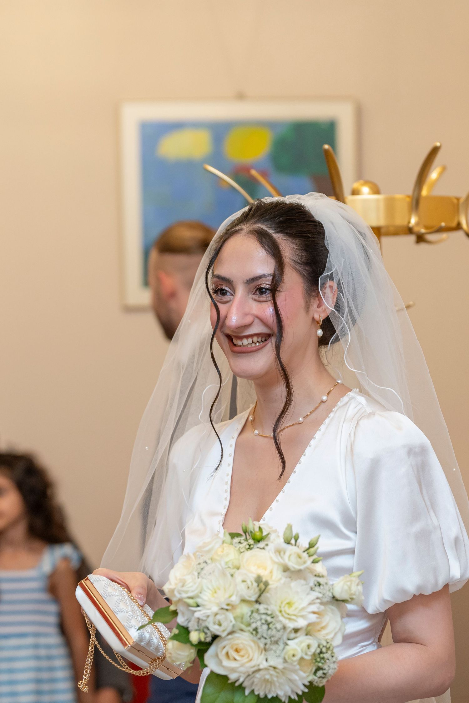 Hochzeitsfotograf Spandau Berlin – Braut lächelt mit Blumenstrauß nach der Trauung