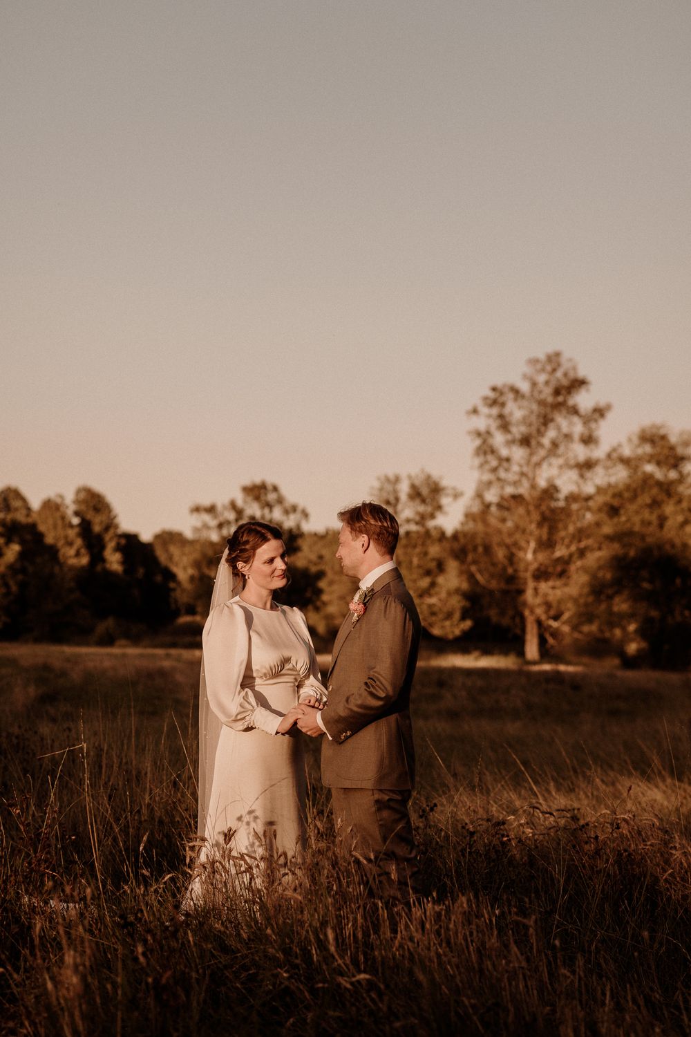 Bröllopsfotografering under golden-hour med bröllopsfotograf i Jönköping Mullsjö, Fotograf Veronica Eng.