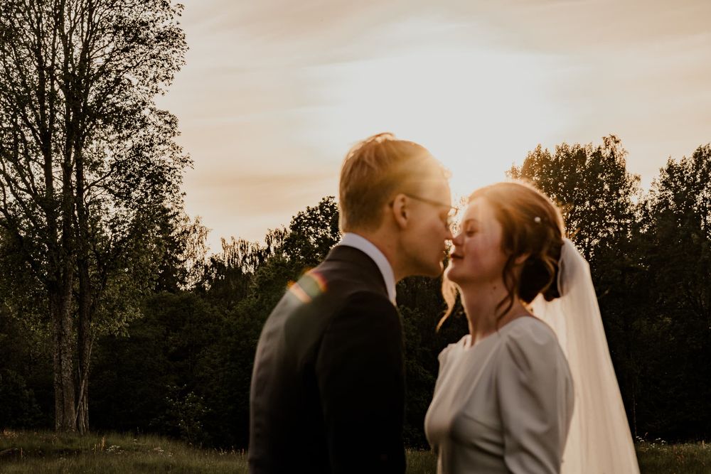 Bröllop på Näs Herrgård med bröllopsfotografering under golden-hour.
