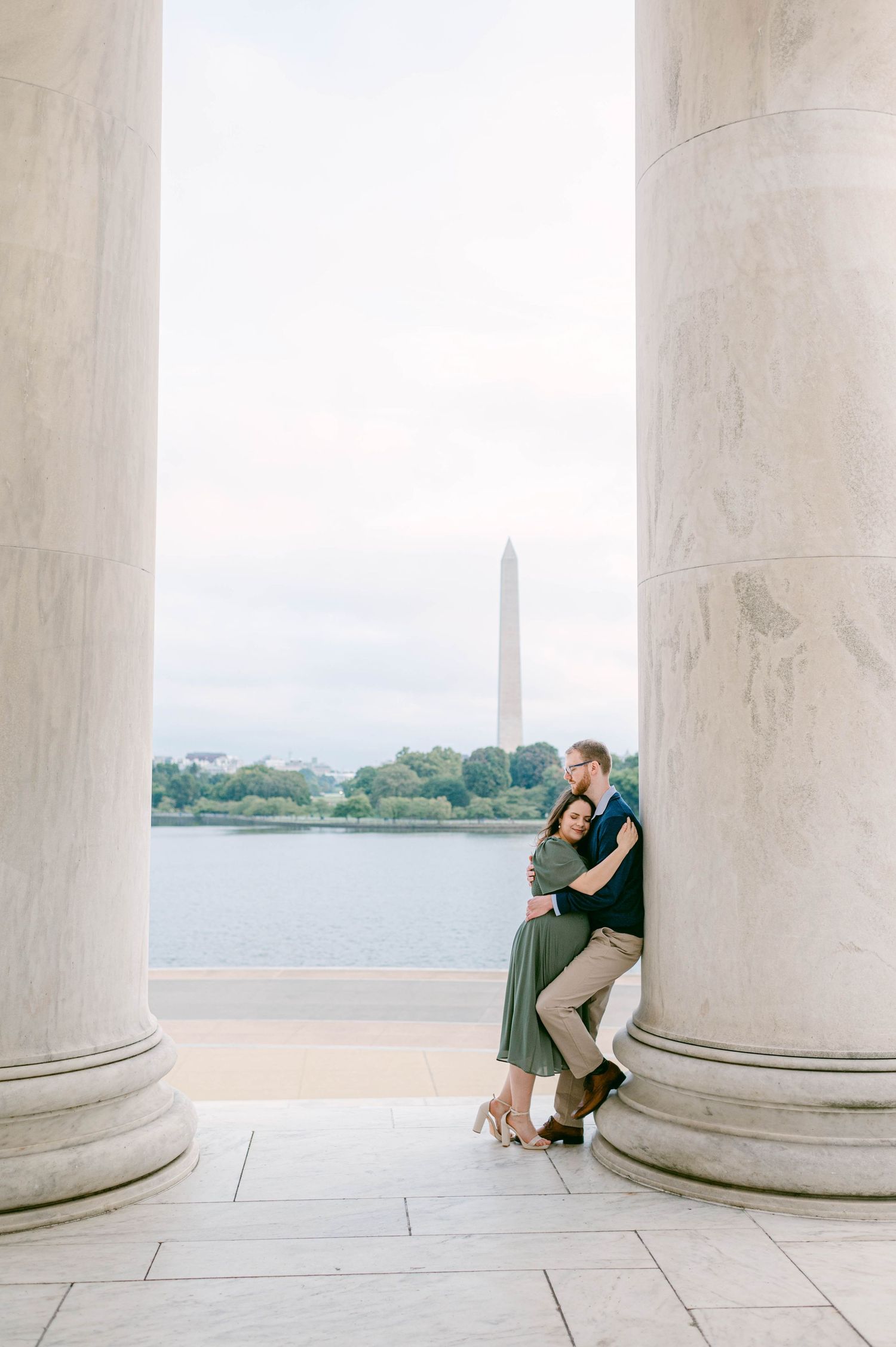 A romantic photoshoot at the Jefferson Memorial with the Washington Monument visible in the background.