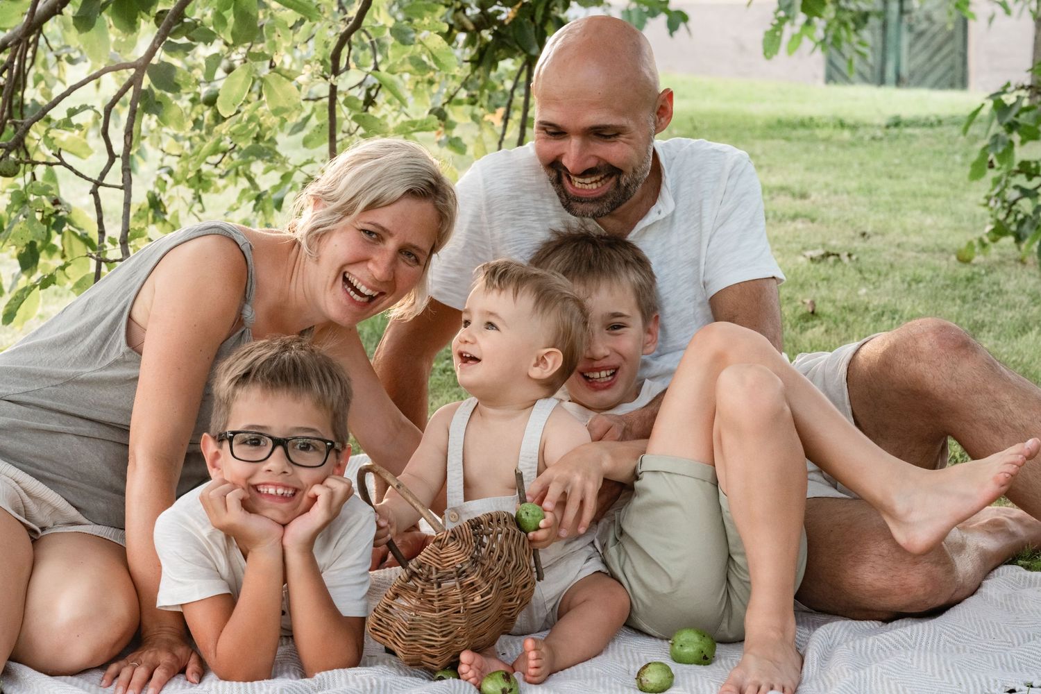 Familienfoto Outdoor auf einer Picknickdecke unter einem Baum mit einer fünfköpfigen Familie Niederösterreich