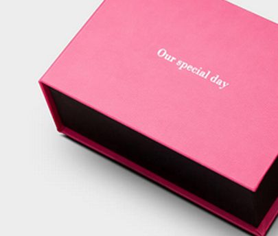 Multiple pink business cards or paper cards being arranged in a diagonal line against a white background.