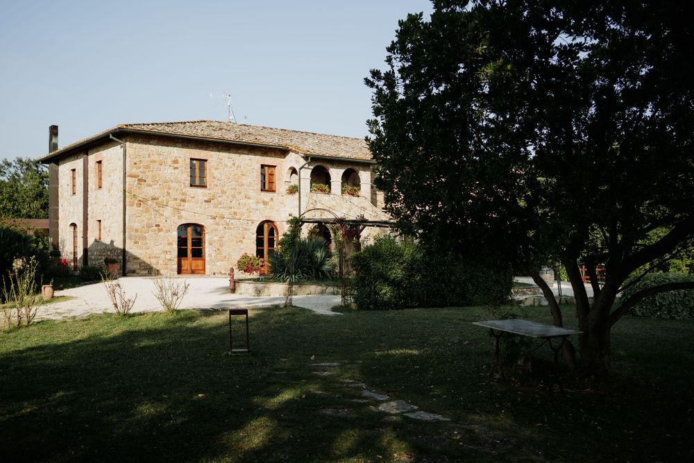 The front and grounds of Villa Le Bolli