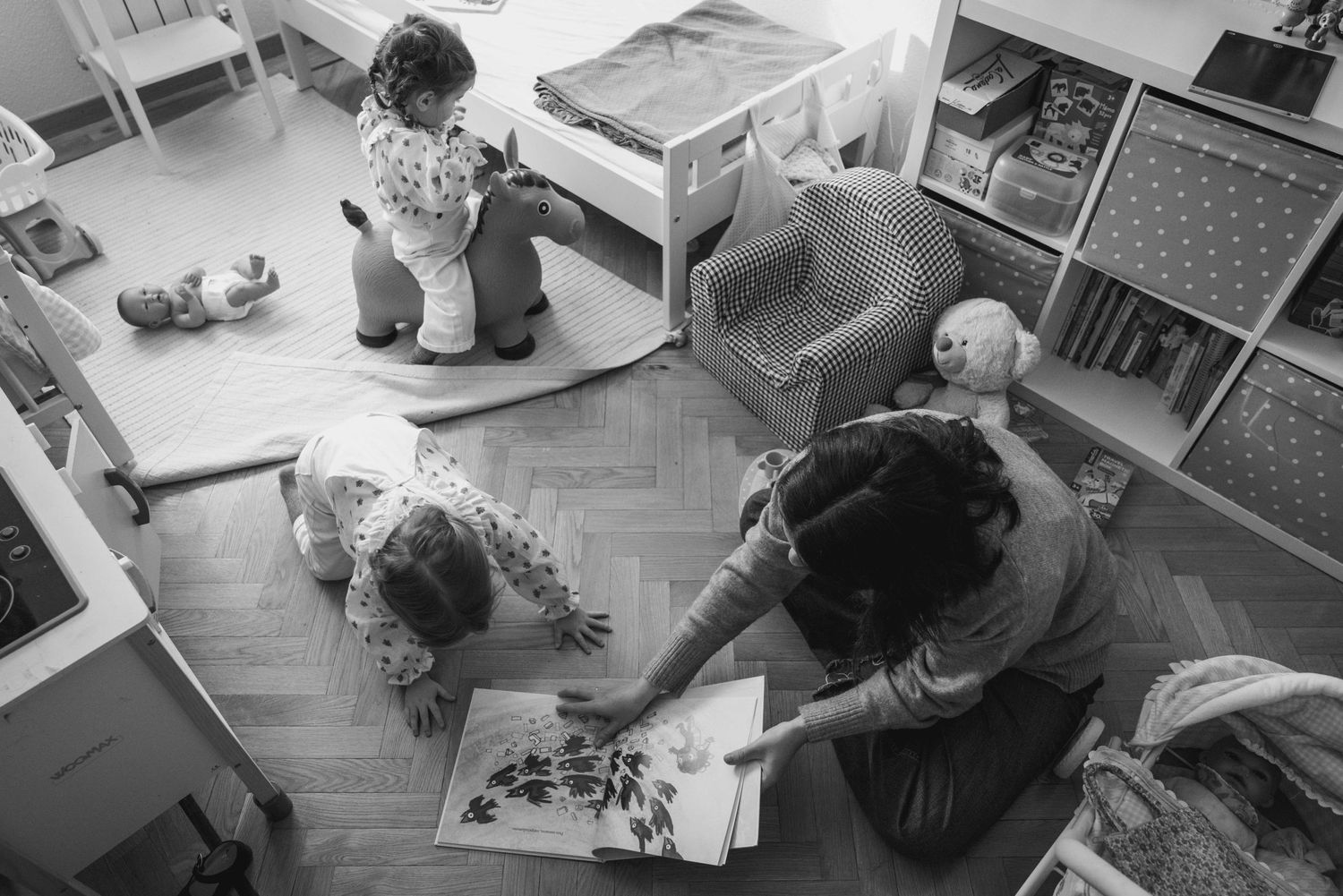 fotografo familiar en madrid, sesion de fotos con niños jugando