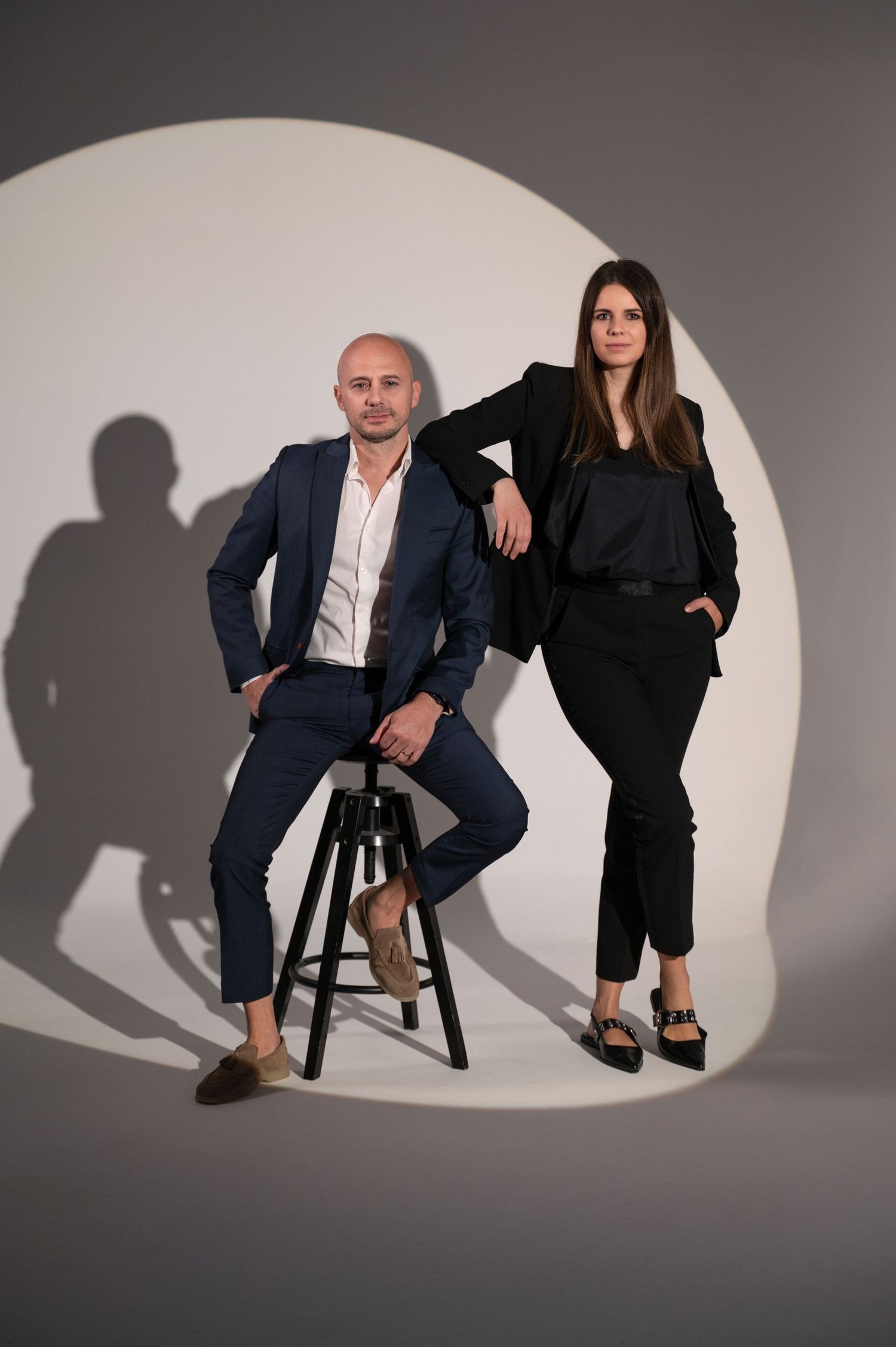 Mi smo Kušec fotografi – partneri u poslu i životu. Uhvaćeni u našem studiju, okruženi svjetlom koje svakodnevno stvaramo za druge, ovdje sm