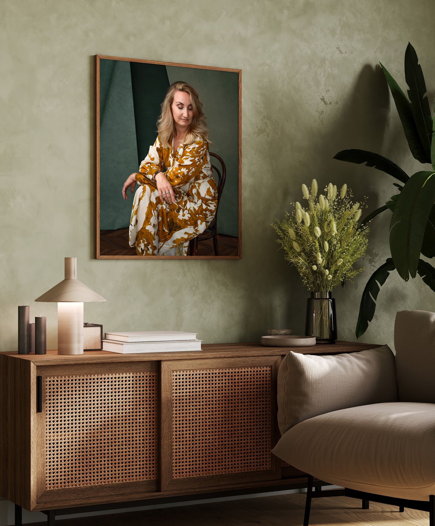 Wall art aan de muur. Fotoshoot van vrouw van 40 jaar en ouder. Kunst in je woonkamer. Kies een moment voor jezelf.