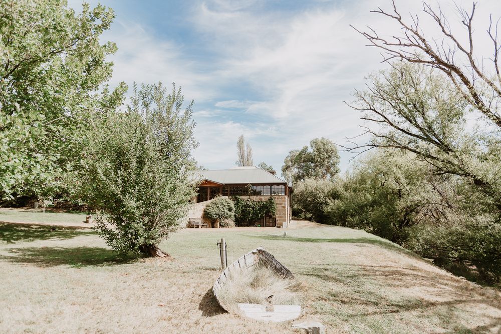Elegant & sophisticated wedding in Tasmania. Situated at Stonefield, captured by wedding & elopement specialist Joss Jensen Photography
