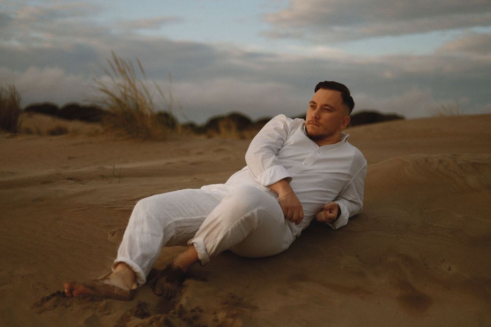 Séance photo par Chaemi Studio, photographe au Grau-Du-Roi pour Florian. Shooting élégant et bohème sur la plage au coucher de soleil.