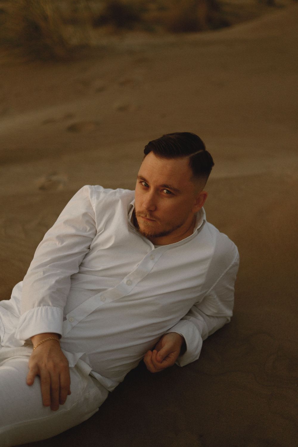 Séance photo par Chaemi Studio, photographe au Grau-Du-Roi pour Florian. Shooting élégant et bohème sur la plage au coucher de soleil.