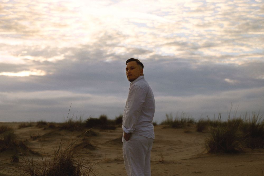 Séance photo par Chaemi Studio, photographe au Grau-Du-Roi pour Florian. Shooting élégant et bohème sur la plage au coucher de soleil.
