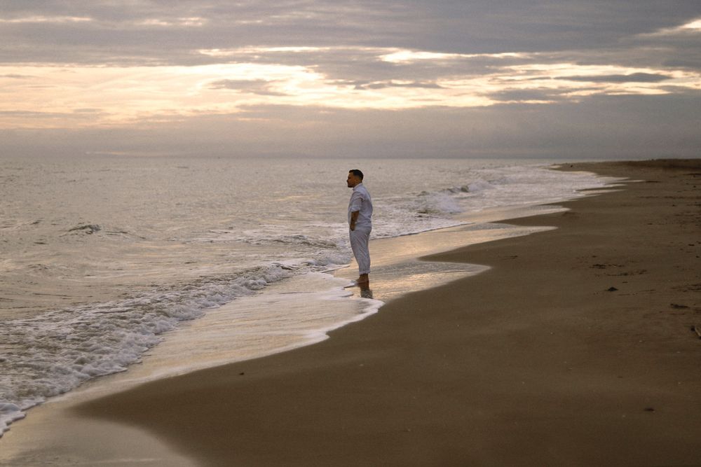 Séance photo par Chaemi Studio, photographe au Grau-Du-Roi pour Florian. Shooting élégant et bohème sur la plage au coucher de soleil.