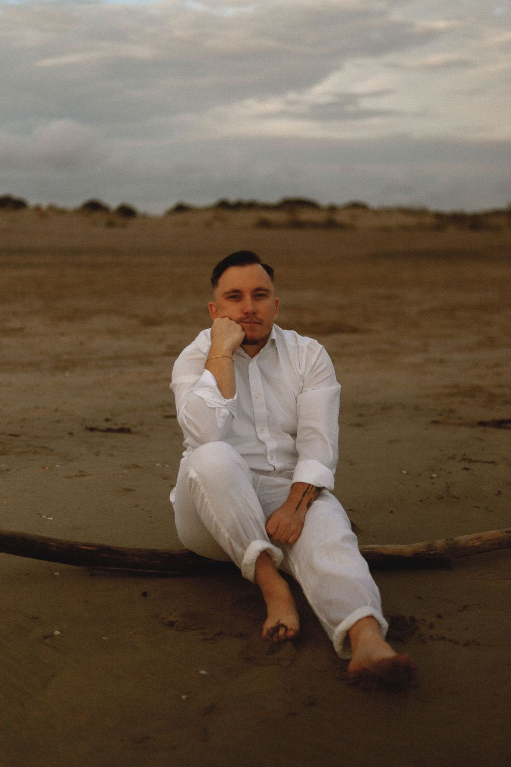 Séance photo par Chaemi Studio, photographe au Grau-Du-Roi pour Florian. Shooting élégant et bohème sur la plage au coucher de soleil.