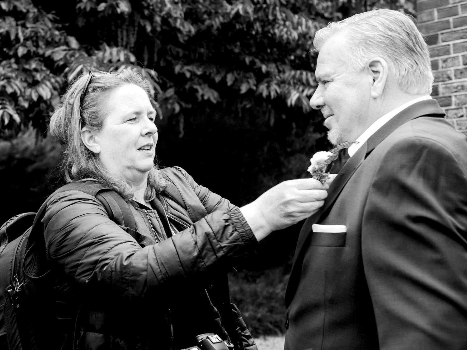 Tijden de bruiloft bij Fier in Bussum helpt Luzan de vader van de bruid met het opspelden van de corsage voor het weggeven van de bruid