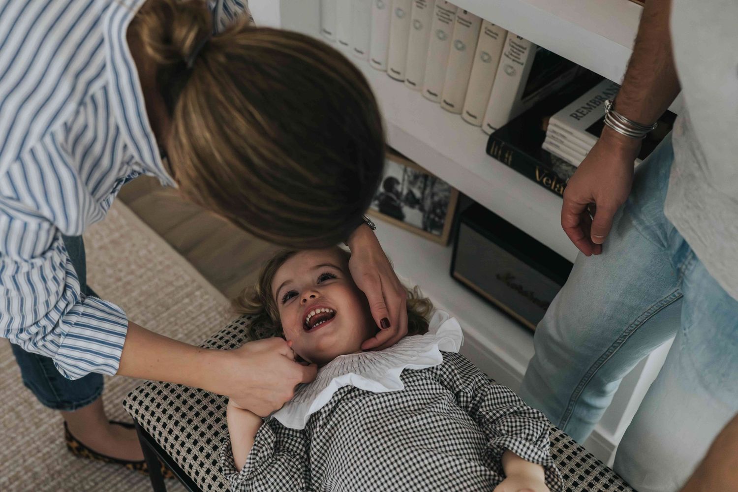 fotos de familia. madre jugando con su hija pequeña en casa