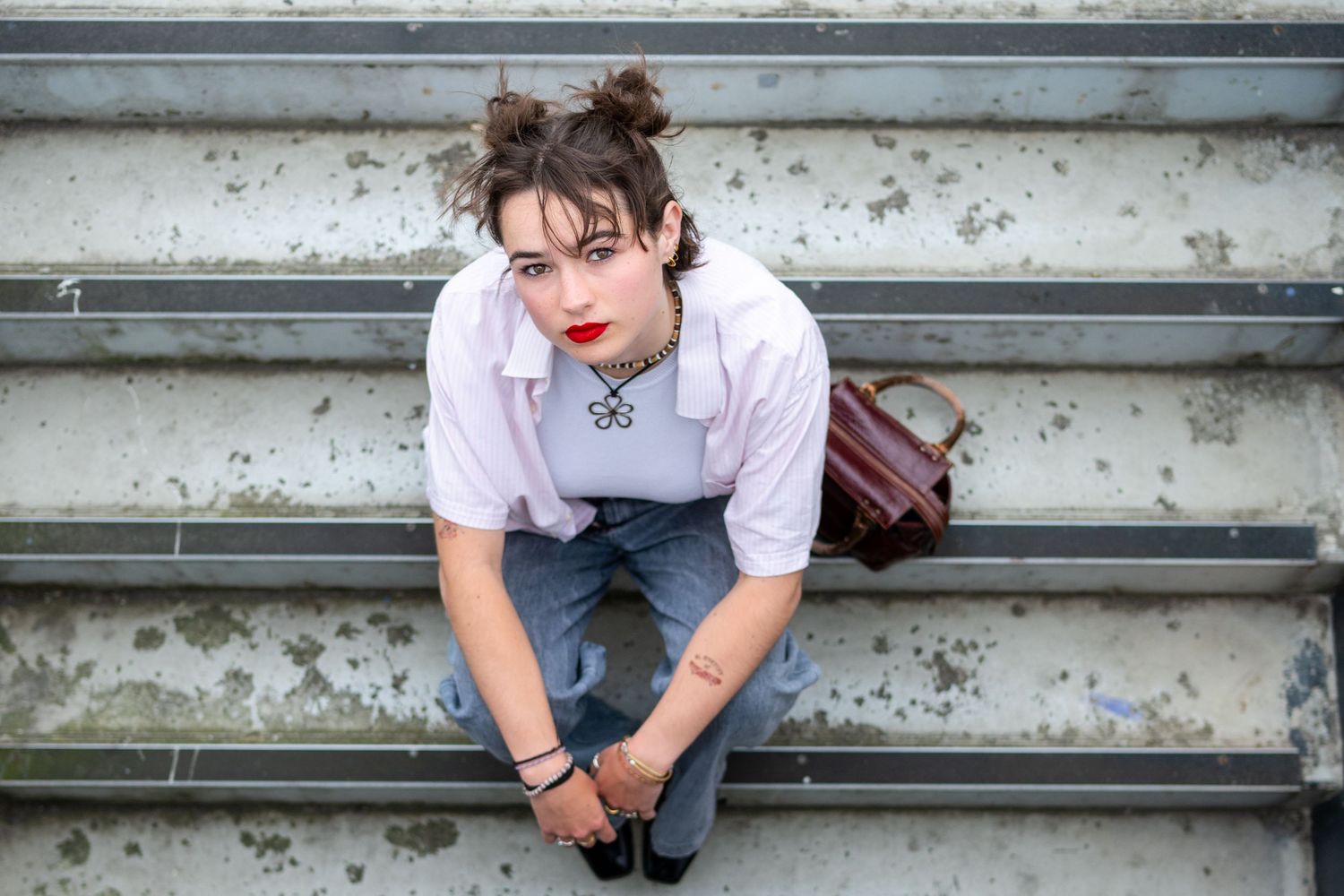 Jeune femme posant naturellement durant un shooting photo à Strasbourg