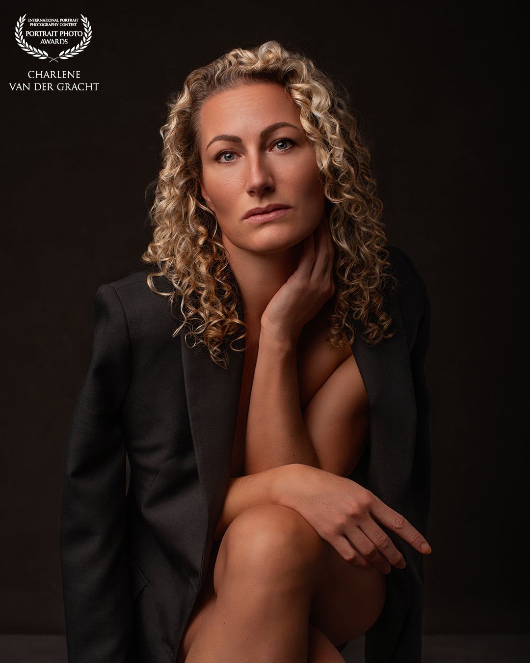 Fotoshoot voor oudere vrouw. 40 plus foto's laten maken in een fotostudio. Boudoir fotoshoot.